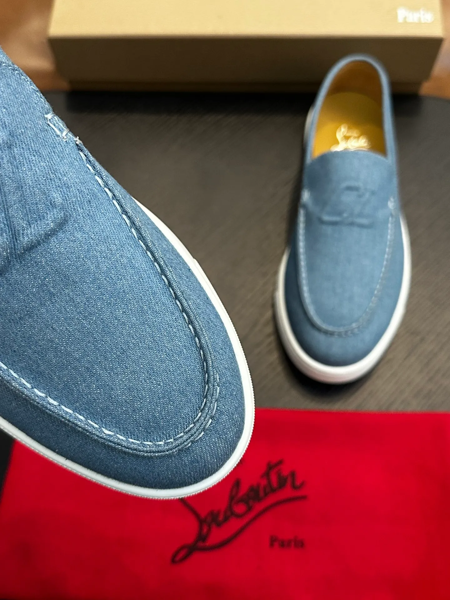 P760💰Christian Louboutin (red-soled shoes) Italian men’s casual sneakers are shipped! Each pair of shoes from this Italian handmade shoe brand has a simple and classic design, which is very comfortable and versatile! The upper fabric of this shoe is made of imported cowhide, with high-end and comfortable cowhide lining! The outsole is made of original rubber bottom sheets and is lined with cowhide! Brand-specific molded footbed, exclusive private mold control! Original box packaging, with shoe storage bag! 39 40 41 42 43 44 (38 45 46 customized)